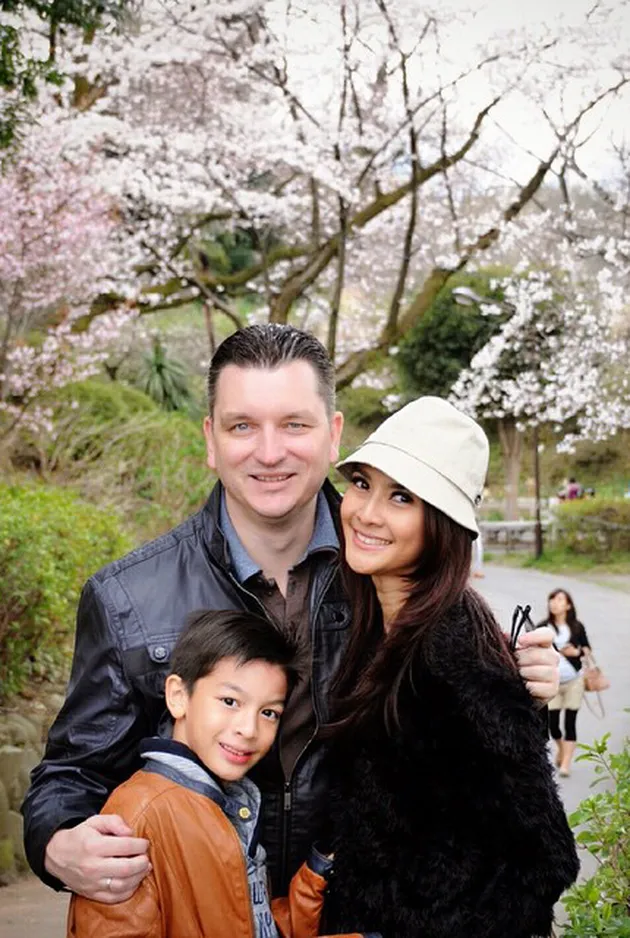LITTLE E, ANAK MAUDY KOESNAEDI YANG GANTENG DAN BULE ABIS 