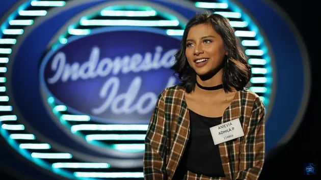 Amevia Adhila, gadis asal Jogja ini berhasil lolos ke babak showcase karena sukses membuai juri kala melantunkan lagu Hotline Bling milik Drake dengan suaranya yang unik. Selain suara yang khas, Amevia juga memiliki paras yang cantik, lho!