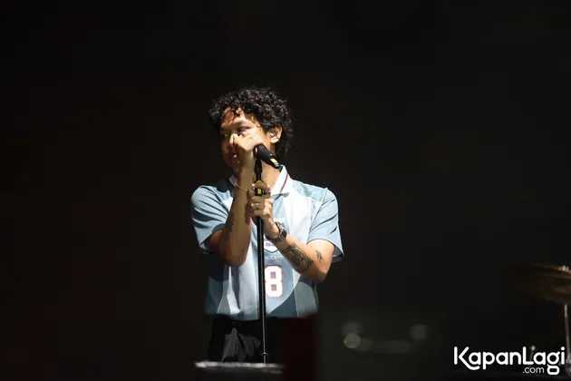 Baskara Putra menyanyi di panggung KLBB 2026