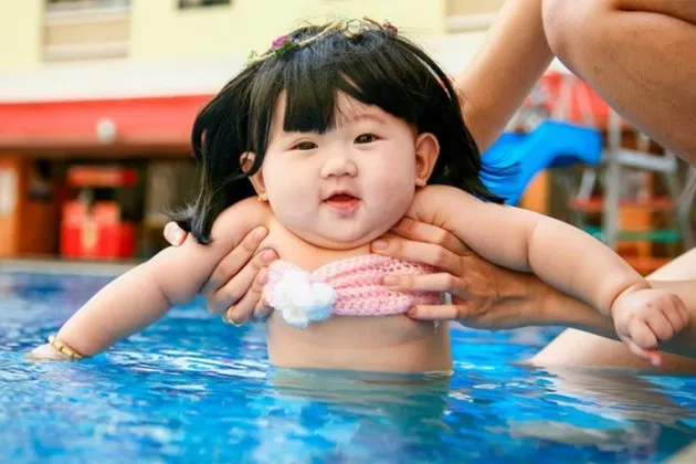 Le Pham Kha Di - bayi ikan duyung gemuk