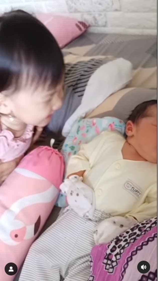 So Funny, Here's a Portrait of Baby Gendhis Laughing Out Loud When Her Younger Sibling Hiccups - The Two Babies of Nella Kharisma and Dory Harsa's Happiness