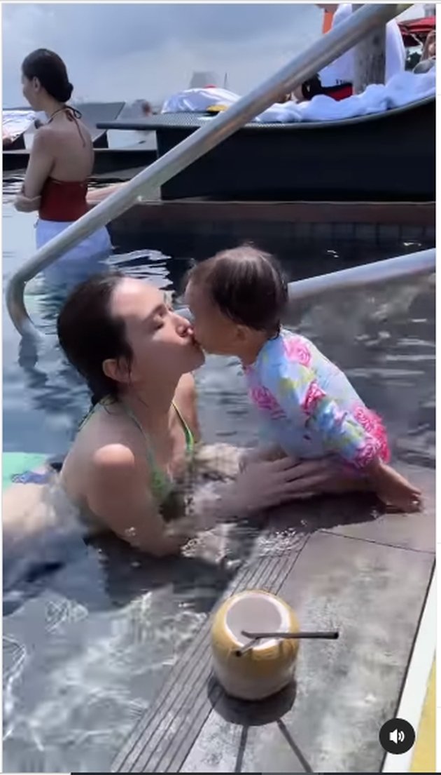 So Funny, Baby Claire's Portrait Drinking Young Coconut Ice in the Pool with Shandy Aulia Wearing a Bikini - Growing Up is Difficult to Kiss