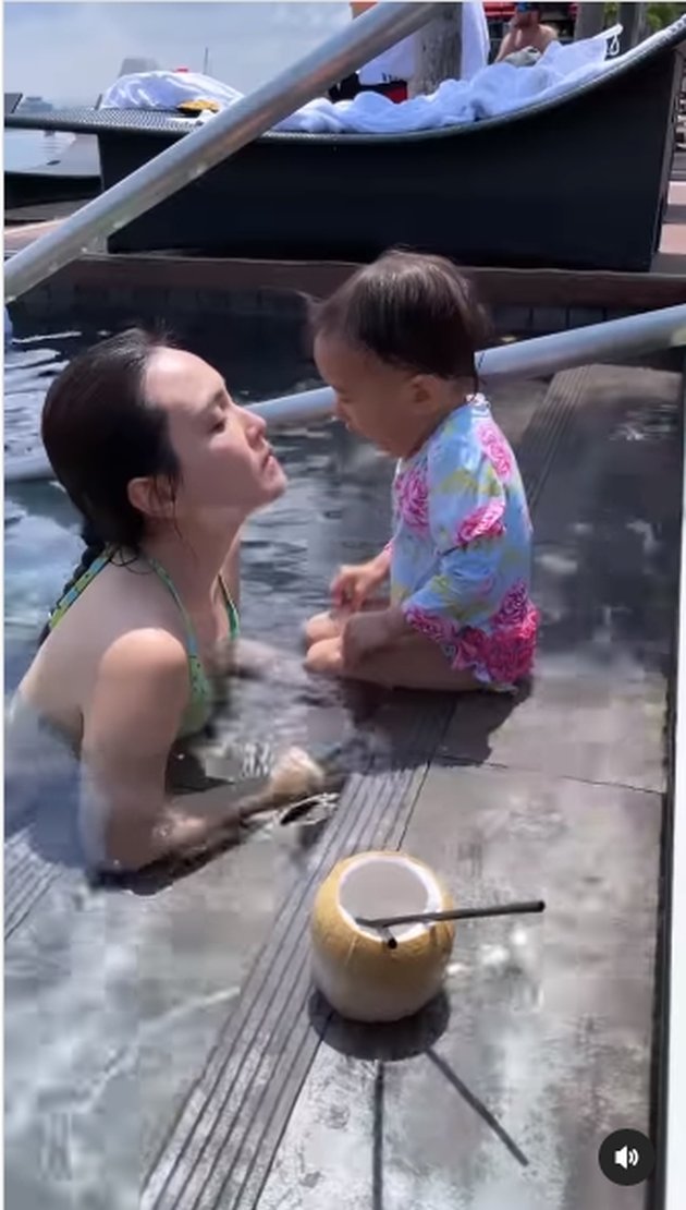 So Funny, Baby Claire's Portrait Drinking Young Coconut Ice in the Pool with Shandy Aulia Wearing a Bikini - Growing Up is Difficult to Kiss