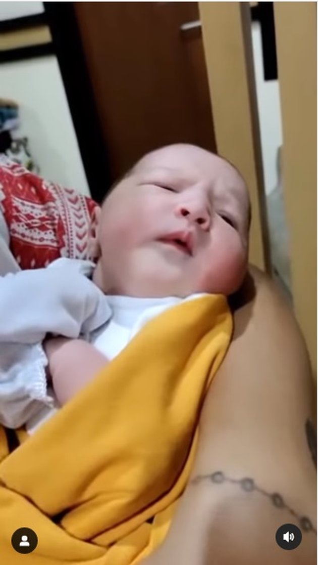 Inilah Baby Djiwa saat digendong oleh sang ayah, Dimas Anggara waktu diusianya yang masih dua hari setelah lahir.