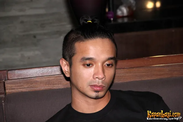 Tak hanya Pasha, Onci juga melakukan hal yang sama. Sebuah kucir kecil terlihat tersemat di kepalanya.