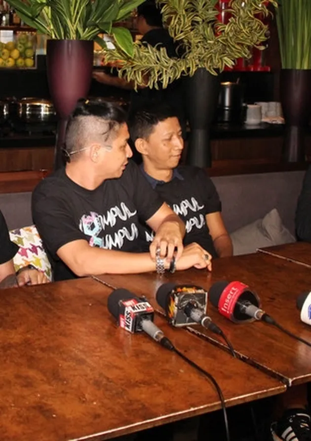 Pasha tampil dengan rambut baru bergaya mohawk. Bedanya, jambul rambut Pasha tidak dibuat berdiri. Ia mengikatnya dengan kucir kecil! Ternyata, tak hanya Pasha yang melakukannya.