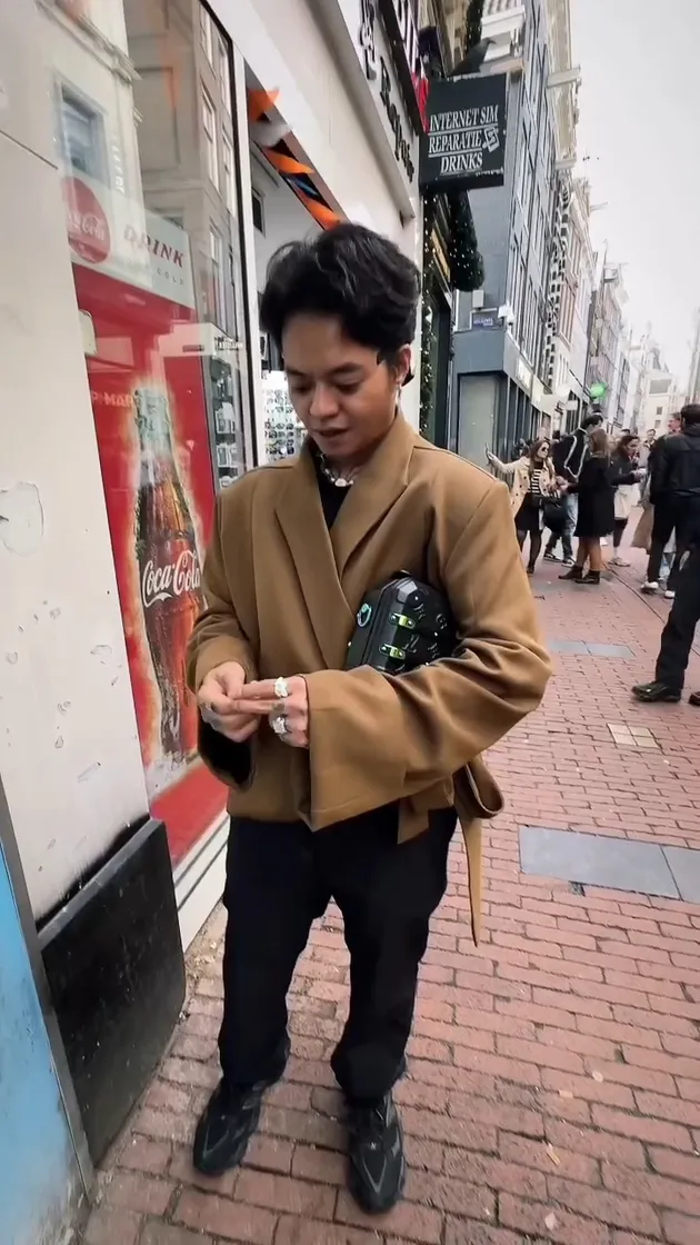 Reza Arap lempar koin sebelum beli kartu pikachu