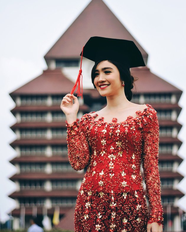 LULUS CUMLAUDE, FEBBY RASTANTY RESMI SANDANG GELAR SARJANA LULUS CUMLAUDE, FEBBY RASTANTY RESMI SANDANG GELAR SARJANA