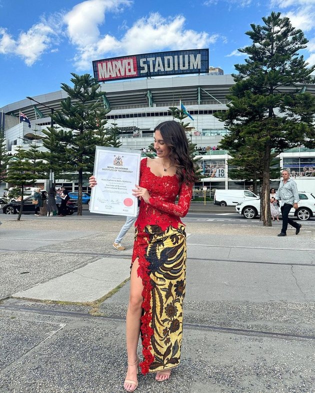 Graduating from RMIT University in Australia, 8 Pictures of Graceful Kiara McKenna Wearing Kebaya
