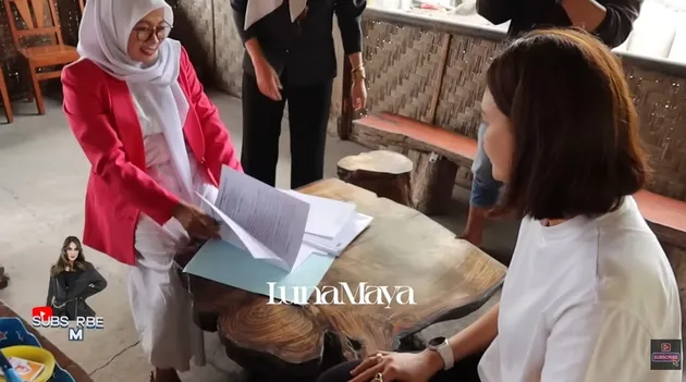 Luna Maya pakai baju putih