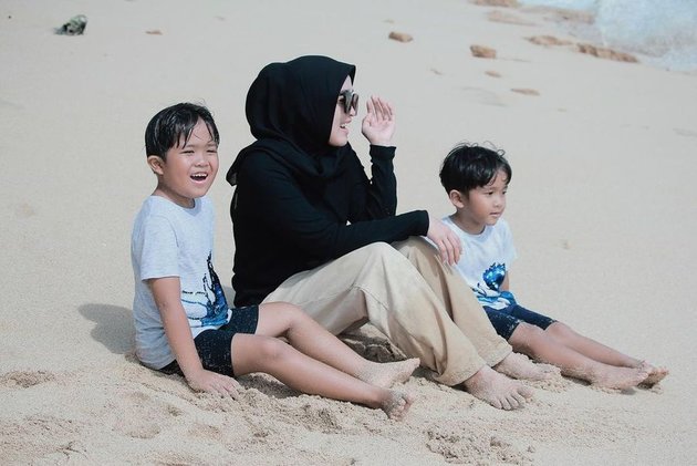 Forget About Divorce Affairs with Ayus Sabyan, Take a Look at 10 Pictures of Ririe Fairus Taking Her Children to the Beach with Happiness and Joy