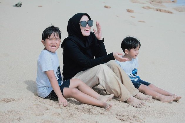 Forget About Divorce Affairs with Ayus Sabyan, Take a Look at 10 Pictures of Ririe Fairus Taking Her Children to the Beach with Happiness and Joy