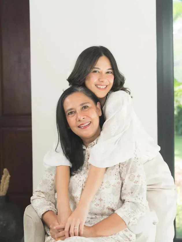 Nana Mirdad memeluk sang ibu.