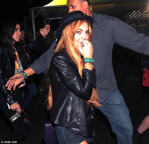 Lindsay Lohan mengunjungi sebuah klub malam di Brazil mengenakan jaket kulit berwarna hitam.