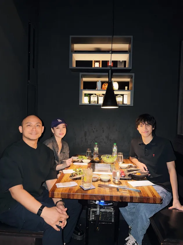 BCL makan bareng suami dan anak