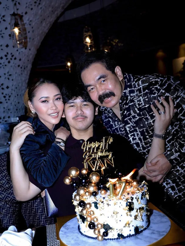 Inul Daratista pakai baju hitam