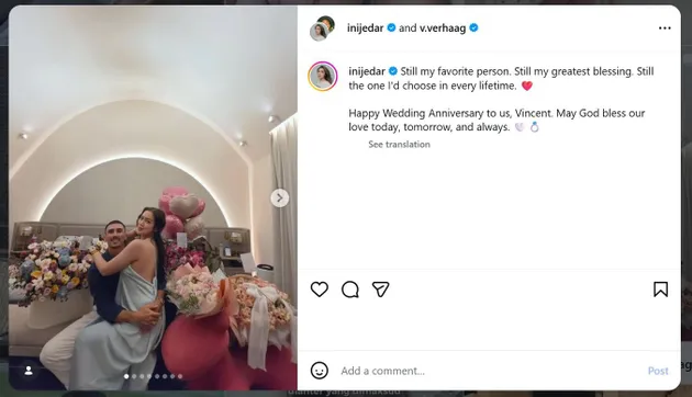 花とバルーンに囲まれた部屋で抱き合うジェシカ・イスカンダルとヴィンセント・フェルハーグ、横にジェシカの記念メッセージが表示された投稿画面