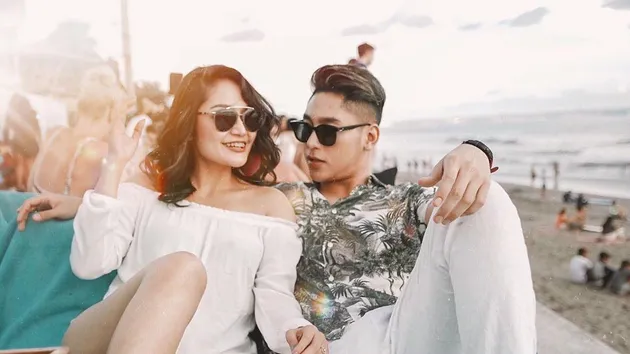 Krisjiana dan Sibad di pantai