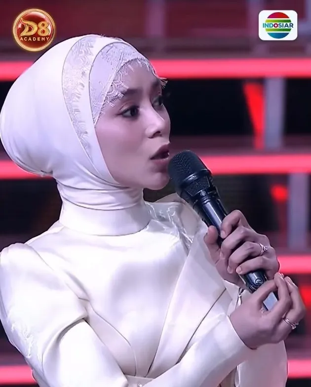 Lesti Kejora pegang mic