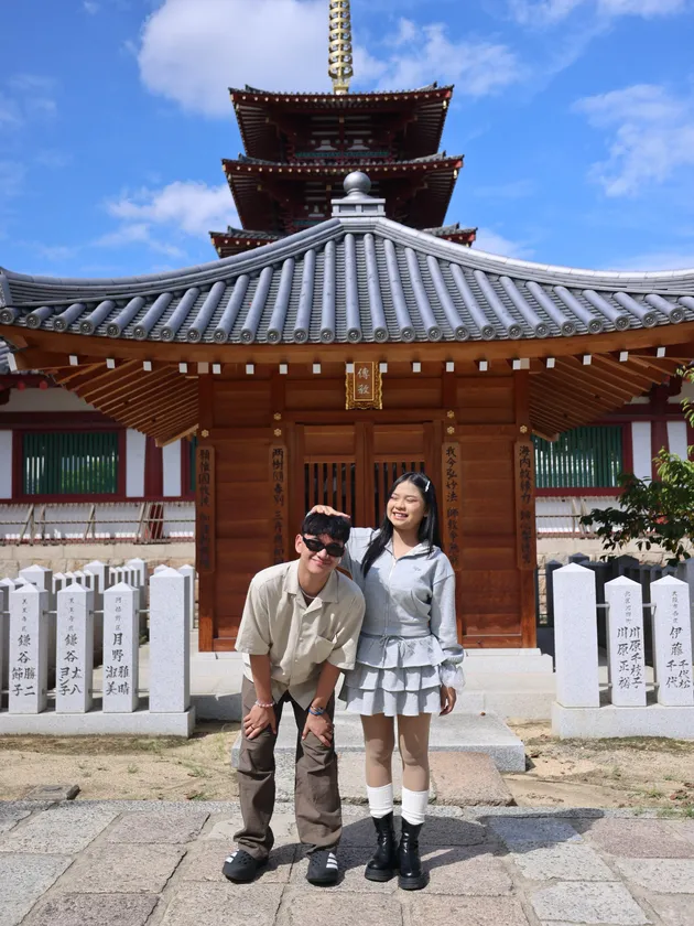 Itab dan April di pagoda