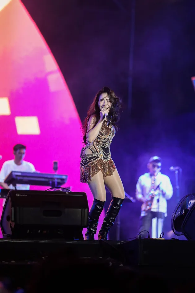 Ayu Ting Ting Pakai Outfit Emas