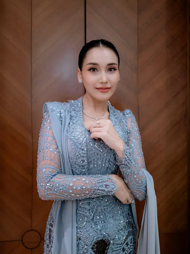Ayu Ting Ting Pakai Kebaya