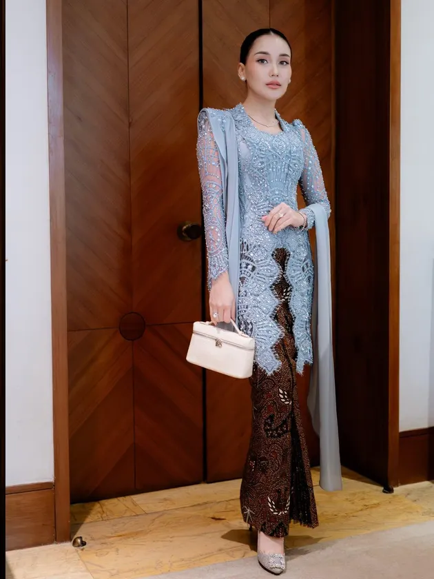 Busana Kondangan Ayu Ting Ting