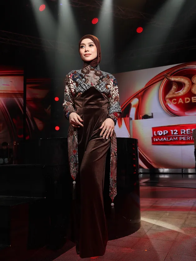 『Dangdut Academy 8』のステージで、ブラウンのベルベットとバティックを組み合わせた衣装を着るLesti Kejora