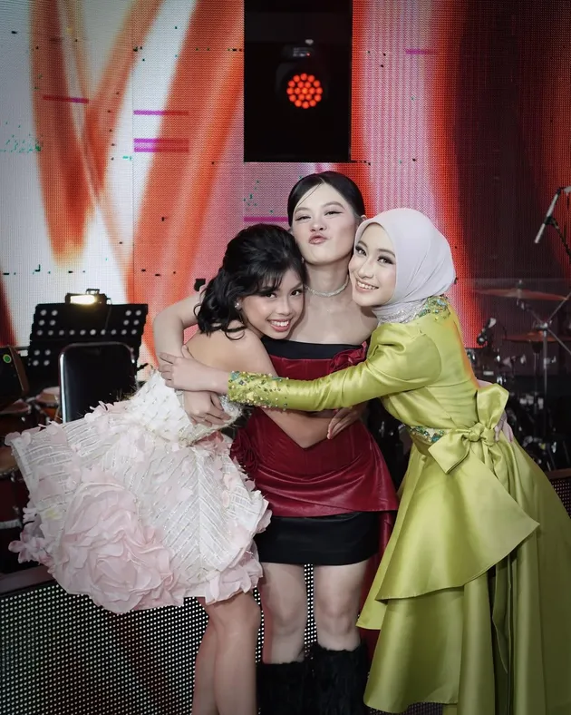 Melly Lee Dipeluk Clara dan Alexa