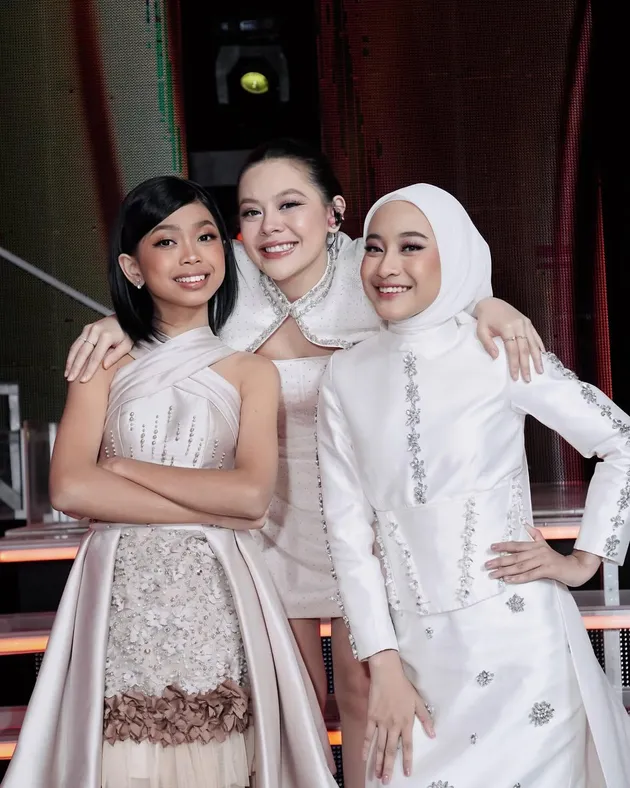 Melly Lee Peluk Clara dan Alexa