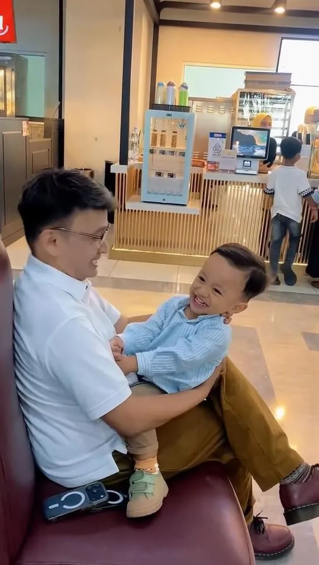 Ruben Onsu bercanda dengan anak