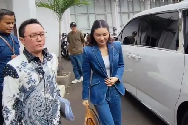 Sarwendah pakai jas biru
