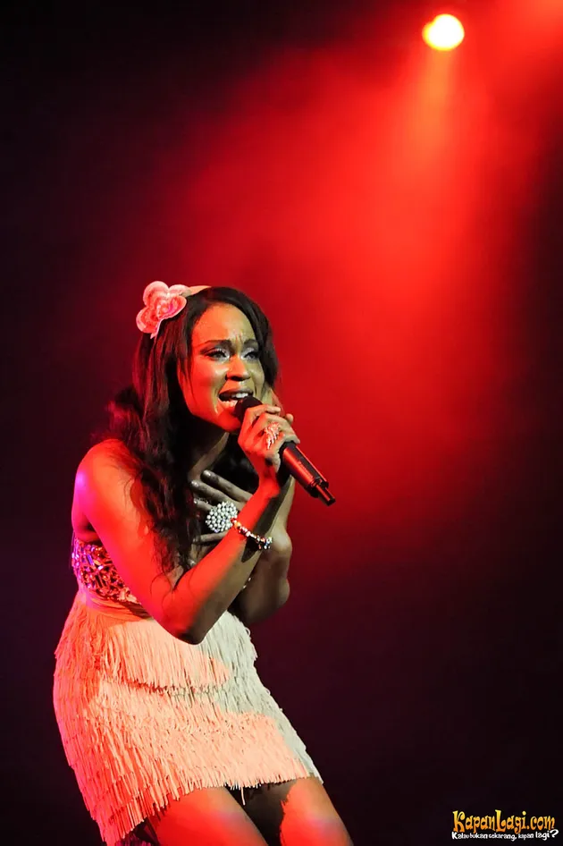 Suede / Shontelle / Taio Cruz