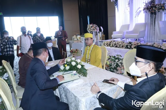 pernikahannya terbilang sangat khidmat dan dihadiri oleh kerabat terdekat.