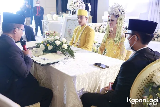 Namun berkat sang kakak yang membantu dan juga meledeknya, akhirnya prosesi ijab kabul berjalan lancar.