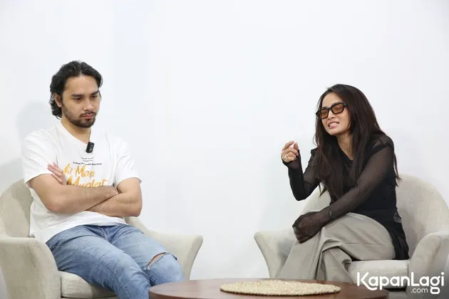 Acha ngobrol dengan megan