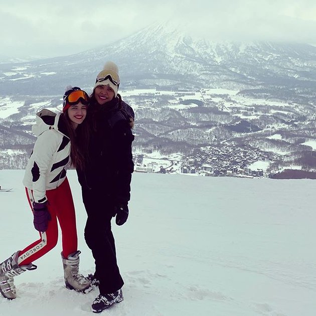 Skiing in Japan, Nia Ramadhani Faces Snowstorm with Stunning Red Lipstick