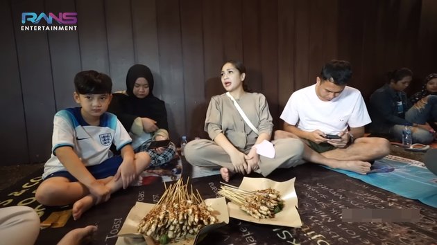 Eating on the Side of the Road, Here are 9 Pictures of Nagita Slavina Surprised by Rafathar Not Knowing Lontong - Immediately Look at Raffi Ahmad