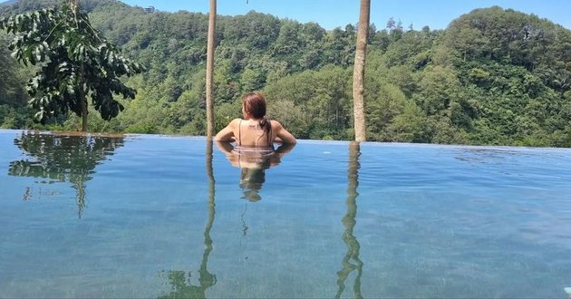 Looking Forever Young After Dating a Younger Guy, 7 Hot Photos of Wulan Guritno Showing Off Her Smooth Back