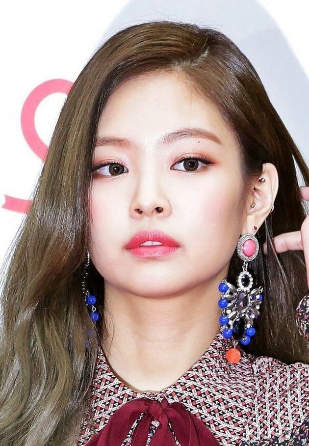 Jennie yang kita tau emang selalu cantik, tapi kalau dia lagi pakai ear piercing gini duh tambah cantik kan!