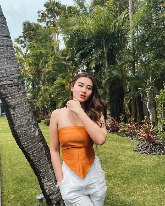 Seperti inilah potret cantik Aaliyah Massaid saat menikmati liburan eksotisnya di Bali. Pose OOTD saat liburan menjadi rutinitas yang dilakukannya di Instagram.