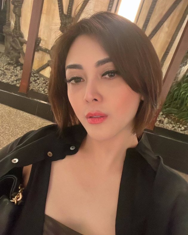 Looking More Beautiful with Short Hair, 10 Pictures of Dhena Devanka Highlighted After Her Ex-Husband Goes Public: Wishing for Long-lasting Happiness