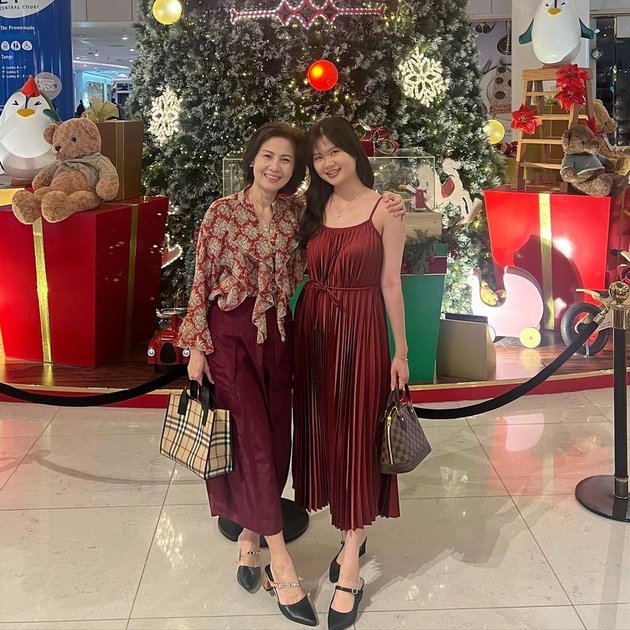 More Beautiful After Breaking Up with Kaesang, 8 Photos of Felicia Tissue Celebrating Christmas in Singapore - Happy Smile Highlighted