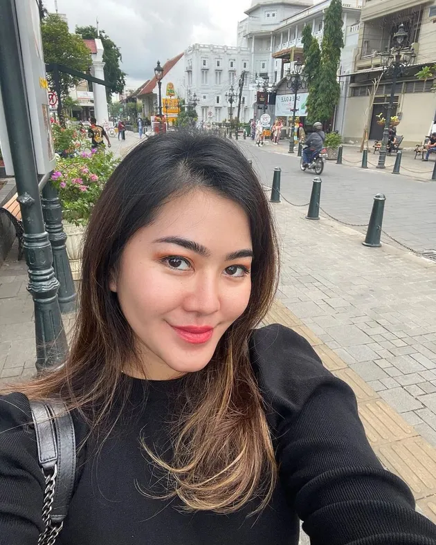 Istri Zumi Zola Sherrin Tharia Lepas Hijab