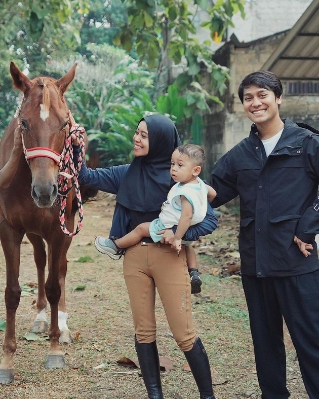 More Compact! 8 Portraits of Lesti and Rizky Billar Starting From Badminton Match to Having a New Horse