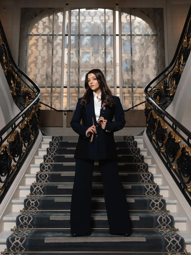 Aishwarya Rai pakai suit hitam