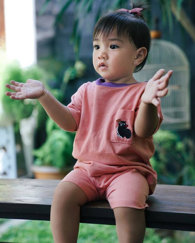 Even Cuter and More Skilled at Posing, 8 Latest Portraits of Baby Amala Putri Irish Bella and Ammar Zoni Who Have Turned 1 Year Old
