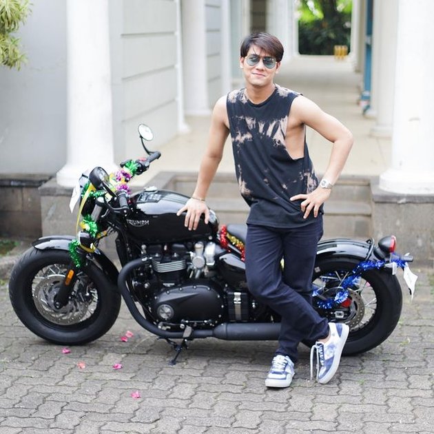 Macho! Photos of Rizky Billar Riding a Collection of Big Motorcycles, One of Them is a Birthday Gift from Lesti