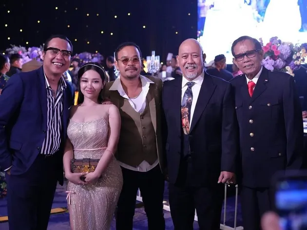 Cupi Cupita dan Gofar Hilman Kondangan
