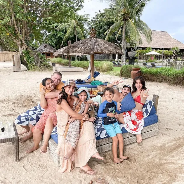 Jessica Iskandar dan Vincent Verhaag Liburan